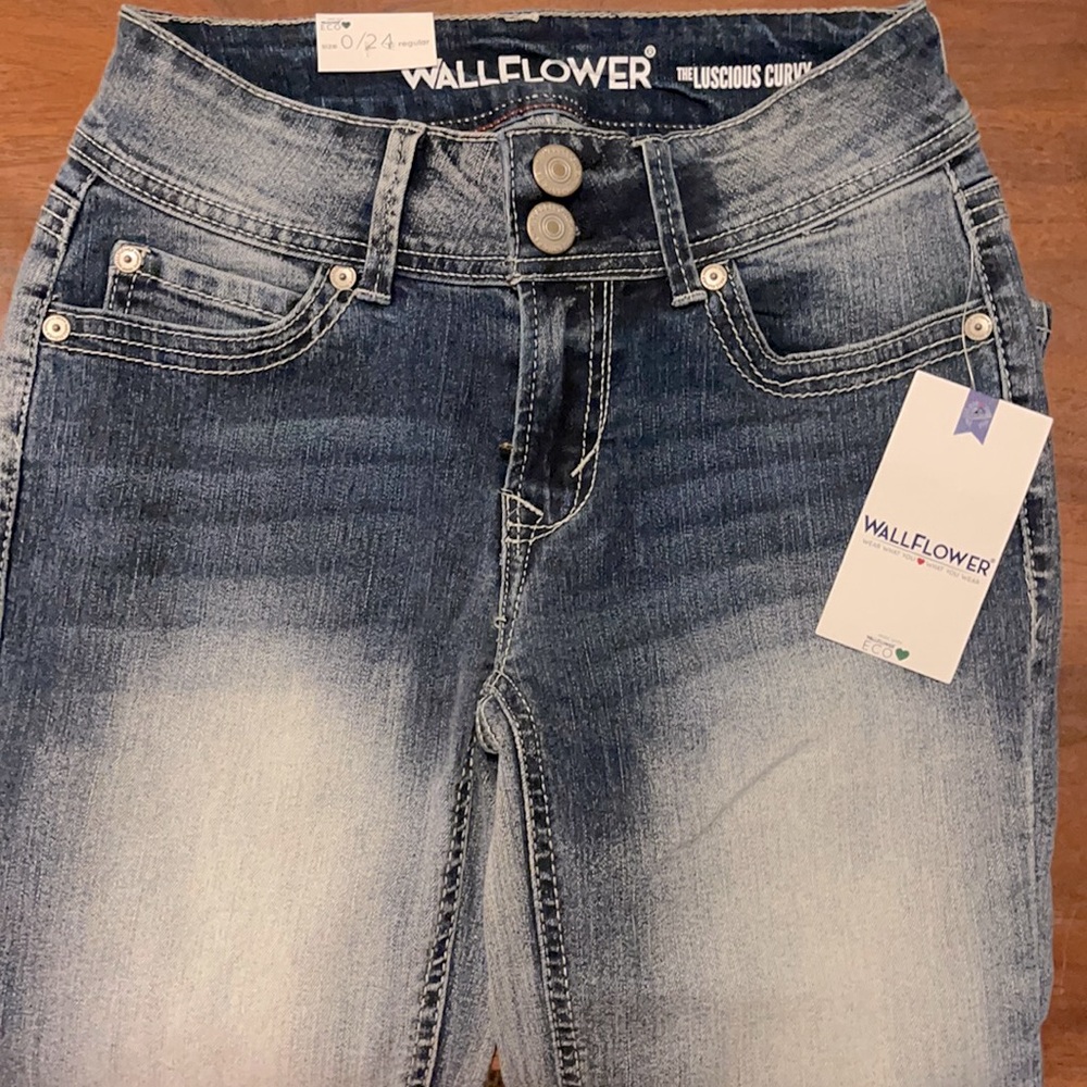WallFlower Jeans. Boot Cut Lucious Curvy fit. Size 0/24